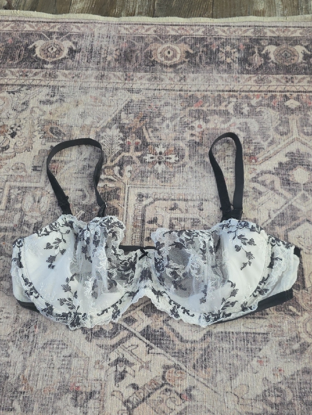 Victoria's Secret White Lace Underwire Bra with Black Embroidery